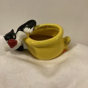 Warner Bros. Yellow and Black Sylvester and Tweety Vase
